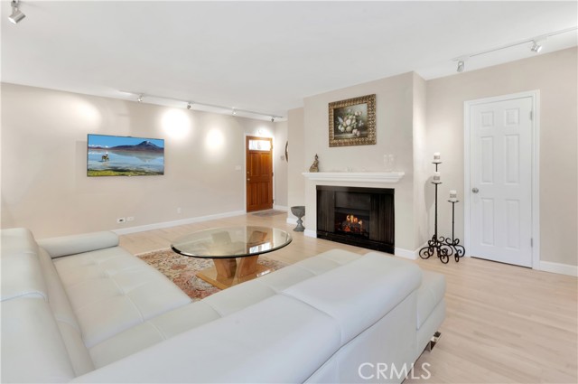 933 17th Street, 14 photo 5