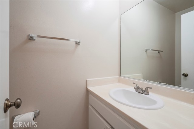 Detail Gallery Image 22 of 47 For 19451 Sherman Way #301,  Reseda,  CA 91335 - 3 Beds | 2/1 Baths