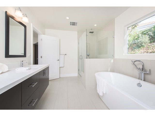 15672 Castlewoods Drive, Sherman Oaks CA: https://media.crmls.org/medias/2f64e8f8-c199-4486-ad2a-fed7616c2bbf.jpg