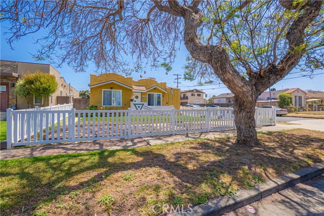764 W 107th Street, Los Angeles CA: https://media.crmls.org/medias/2f654dd6-d934-4743-a6c4-87748fb6d742.jpg