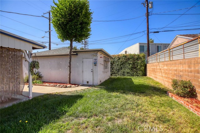 Detail Gallery Image 3 of 10 For 6903 Halbrent Ave, Van Nuys,  CA 91405 - 3 Beds | 2 Baths