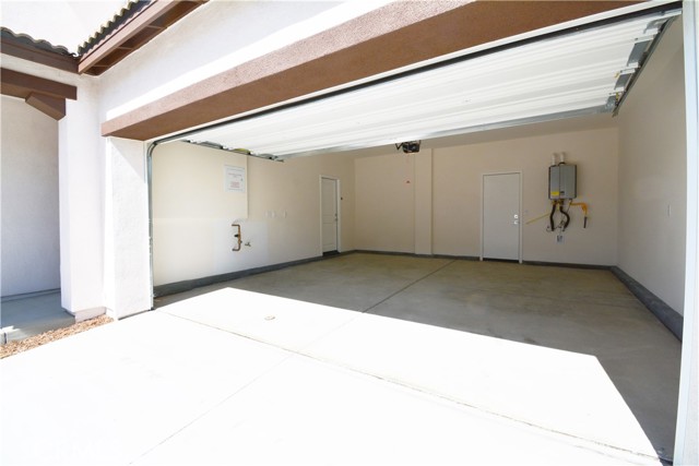 2553 E Kiwi Ct, Ontario CA: https://media.crmls.org/medias/2f6f217e-170d-41af-a729-8130fea74cf4.jpg