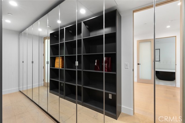 Detail Gallery Image 29 of 58 For 5134 Medina Rd, Woodland Hills,  CA 91364 - 5 Beds | 5/1 Baths