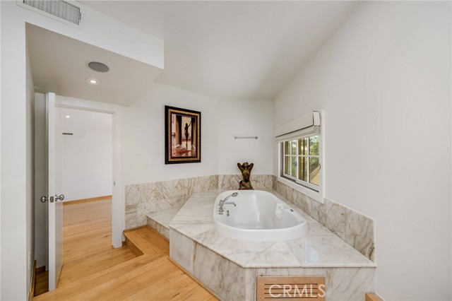 426 Nyes Place, Laguna Beach CA: https://media.crmls.org/medias/2f73f29a-1512-48d8-843e-4f162549f885.jpg