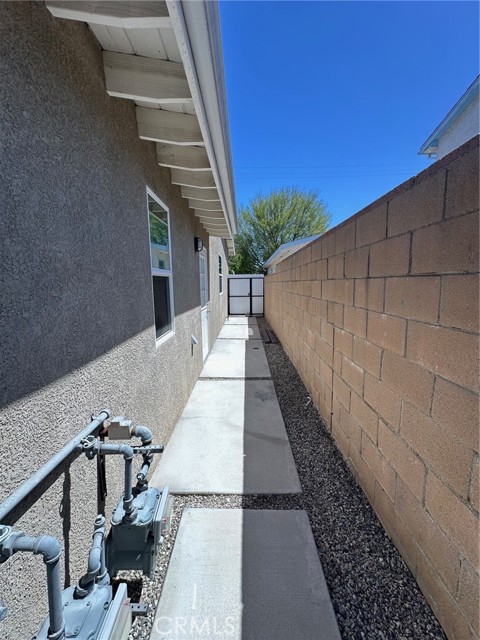 17223 Kingsbury Street, Granada Hills CA: https://media.crmls.org/medias/2f76e8b0-de21-4db7-a749-efb9d97478f3.jpg
