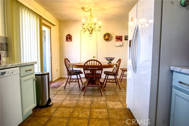 6367 Split Rock Avenue, 29 Palms CA: https://media.crmls.org/medias/2f771a79-aeb1-43d1-8f61-de5e311472c1.jpg
