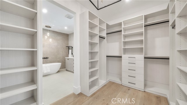 Detail Gallery Image 27 of 39 For 18829 Paseo Nuevo Dr, Tarzana,  CA 91356 - 4 Beds | 4/1 Baths