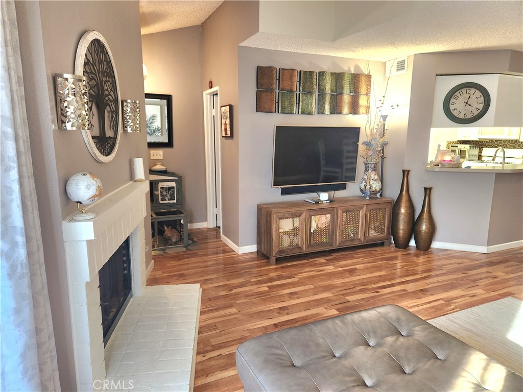 https://media.crmls.org/medias/2f77a184-1b21-437a-b2f9-60ebdda551d7.jpg?preset=X-Large