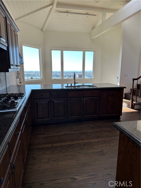 Detail Gallery Image 12 of 31 For 900 Kings, Newport Beach,  CA 92663 - 5 Beds | 3/1 Baths