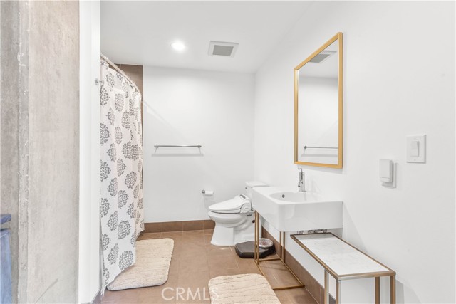 1111 S Grand Avenue, Los Angeles CA: https://media.crmls.org/medias/2f83b604-79c8-4768-857d-2ae8f6124910.jpg