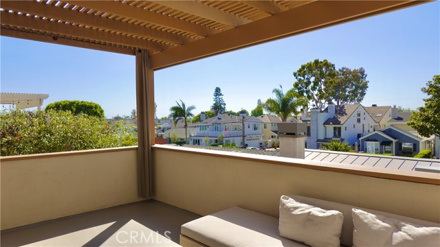 604 1/2 Poinsettia Avenue, Corona del Mar CA: https://media.crmls.org/medias/2f8a2e2b-646b-4f32-8755-382daddb1be1.jpg