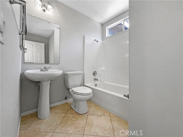 7411 Bull Run Place, Fontana CA: https://media.crmls.org/medias/2f8f0138-28c9-406c-9fcb-75c5ef328af3.jpg