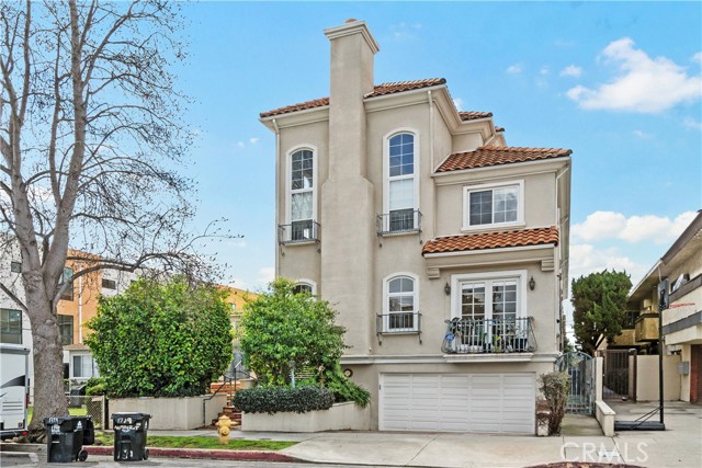 Detail Gallery Image 2 of 35 For 1733 Armacost Avenue #1,  Los Angeles,  CA 90025 - 3 Beds | 2/1 Baths