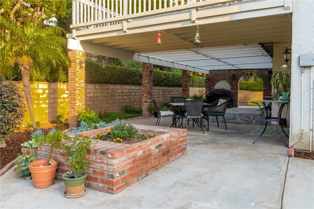 https://media.crmls.org/medias/2f91a269-7d60-4eb4-a846-3be87398bf82.jpg?preset=X-Large