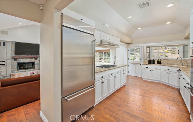 Detail Gallery Image 17 of 54 For 22757 Plummer St, Chatsworth,  CA 91311 - 3 Beds | 3 Baths