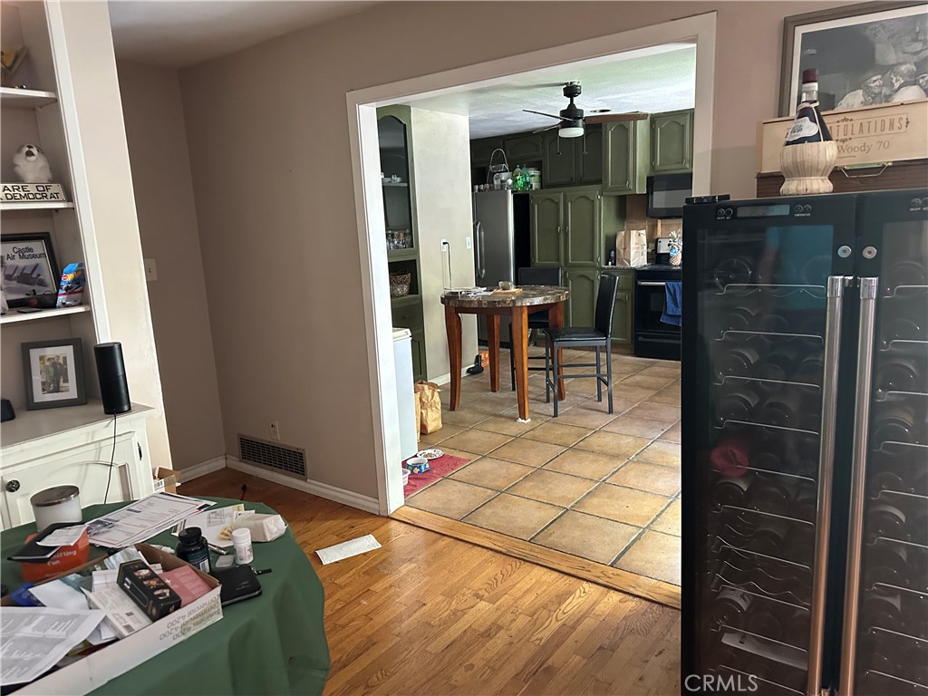 https://media.crmls.org/medias/2f9356c5-bff7-4732-8af5-4cbfbdb1ae83.jpg?preset=X-Large