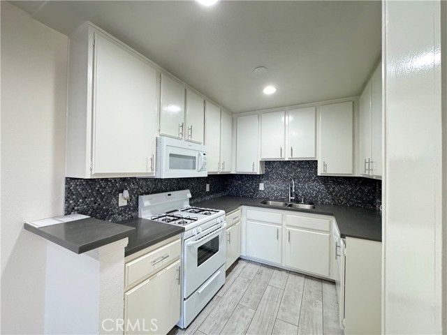 Detail Gallery Image 5 of 21 For 4717 Ben Ave #103,  Valley Village,  CA 91607 - 1 Beds | 1 Baths