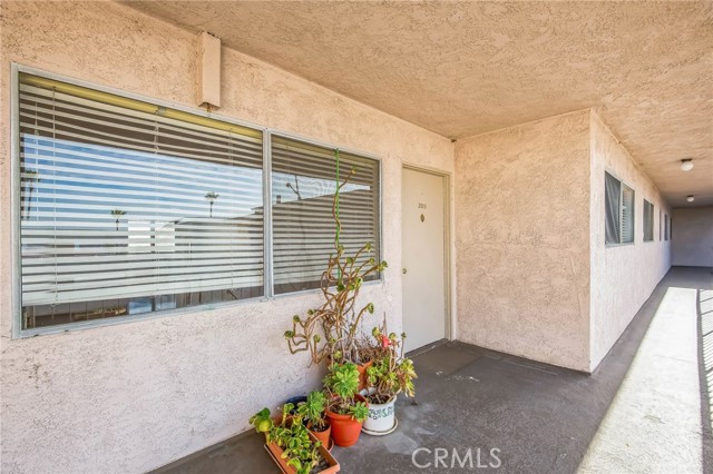 Detail Gallery Image 3 of 30 For 617 E Angeleno Ave #305,  Burbank,  CA 91501 - 2 Beds | 2 Baths