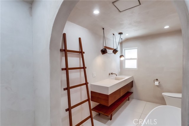 5528 Voletta Place, Valley Village CA: https://media.crmls.org/medias/2f959823-b087-4f53-9394-aa333cf3ca52.jpg