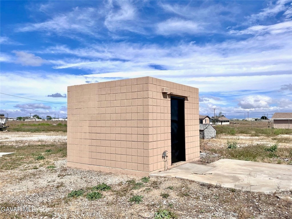 https://media.crmls.org/medias/2f95d406-f2cb-48e5-8e6d-67f4dd72d243.jpg?preset=X-Large