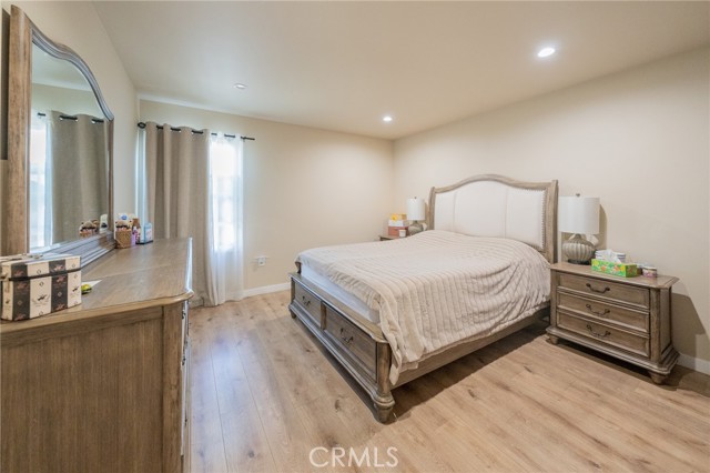 9720 Hayvenhurst photo 17
