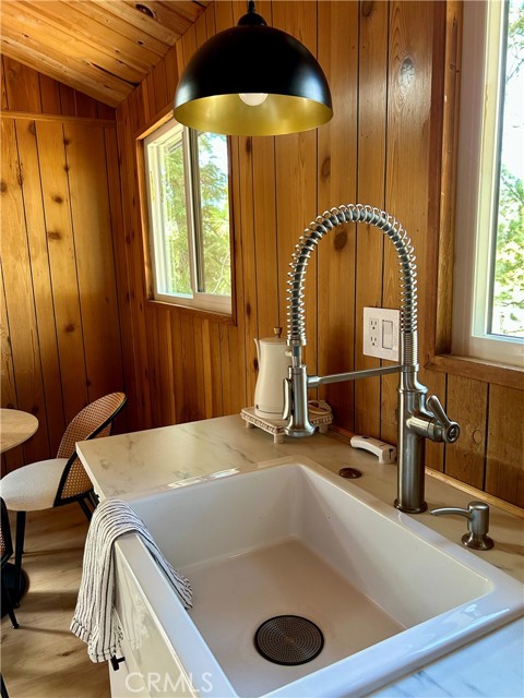Detail Gallery Image 8 of 31 For 2484 Pine Dr, Running Springs,  CA 92382 - 2 Beds | 1 Baths