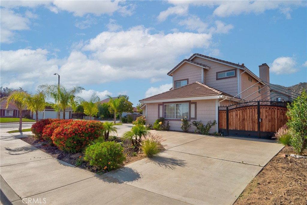 MLS #OC25106498 img 2