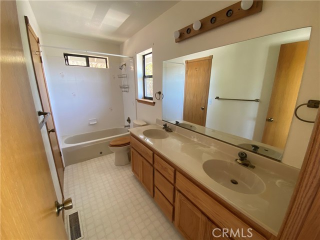 19232 N Shore Court, Hidden Valley Lake CA: https://media.crmls.org/medias/2fa274c1-2003-4790-9dde-a18f07a39dc4.jpg