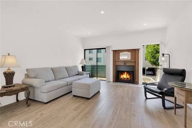 Detail Gallery Image 9 of 33 For 5835 Etiwanda Ave, Tarzana,  CA 91356 - 2 Beds | 2/1 Baths