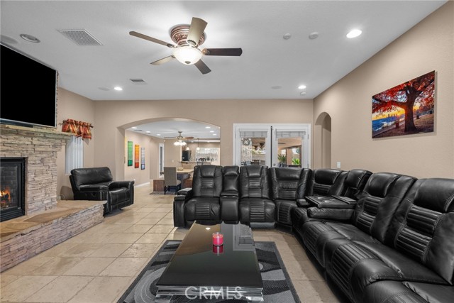 Detail Gallery Image 3 of 31 For 40139 15th, Palmdale,  CA 93551 - 3 Beds | 3 Baths