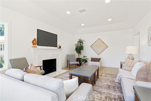 Detail Gallery Image 6 of 24 For 3800 Virginia Rd, Los Angeles,  CA 90008 - 3 Beds | 2/1 Baths