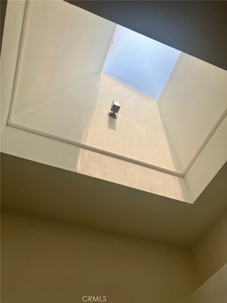 https://media.crmls.org/medias/2fac576d-979f-4a5b-abf9-f018b13290a0.jpg?preset=X-Large
