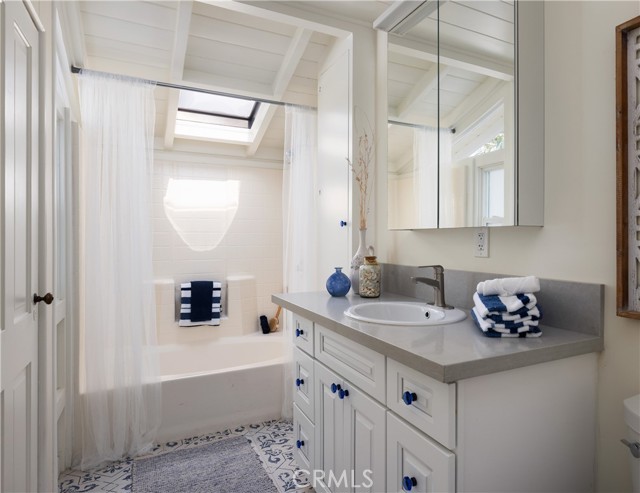 425 Monterey Drive, Laguna Beach CA: https://media.crmls.org/medias/2fae53bb-46ba-467f-ba05-0a75a0b611b2.jpg