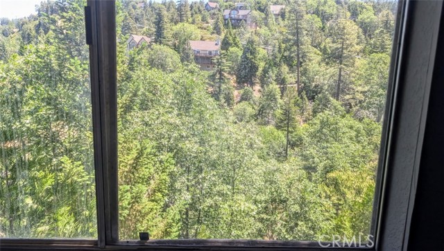929 Trinity Drive, Lake Arrowhead CA: https://media.crmls.org/medias/2fae8adf-924b-4495-9655-5224b3d4bcfb.jpg