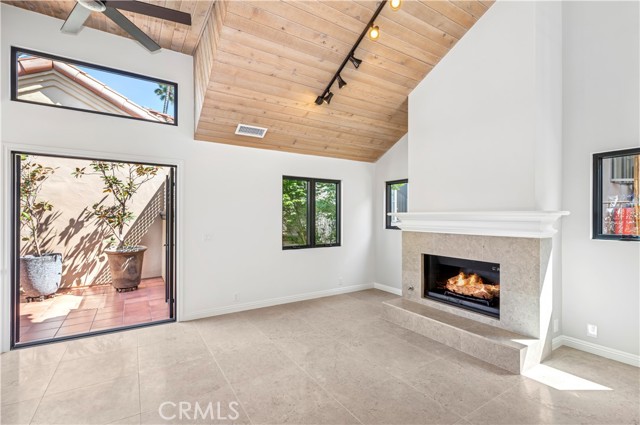 441 1/2 Goldenrod Avenue, Corona del Mar CA: https://media.crmls.org/medias/2fafcfa9-b213-4d1f-8668-f11809ff1194.jpg