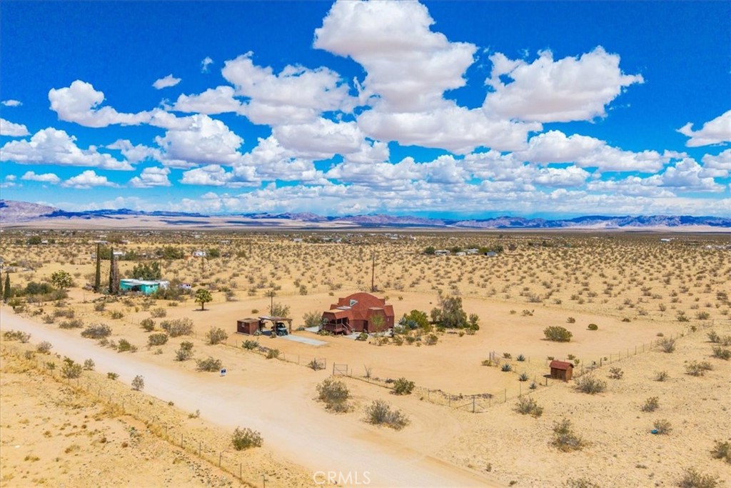 https://media.crmls.org/medias/2fb24ca0-725c-4588-a0d7-c25a4135b4ce.jpg?preset=X-Large