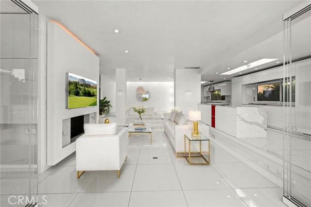 1046 N Hillcrest Road, Beverly Hills CA: https://media.crmls.org/medias/2fb7e402-601b-492a-890d-9821ca8badee.jpg