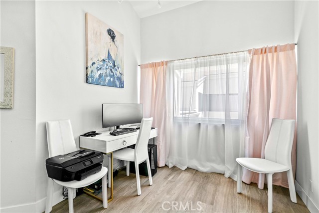 456 E San Jose Avenue, Burbank CA: https://media.crmls.org/medias/2fb84183-47f8-4f6e-918e-f8248cf4f5af.jpg