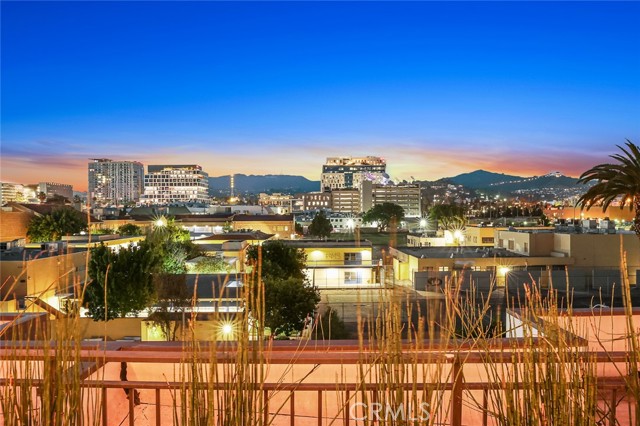 Detail Gallery Image 2 of 19 For 5820 La Mirada Ave #304,  Hollywood,  CA 90038 - 3 Beds | 2 Baths