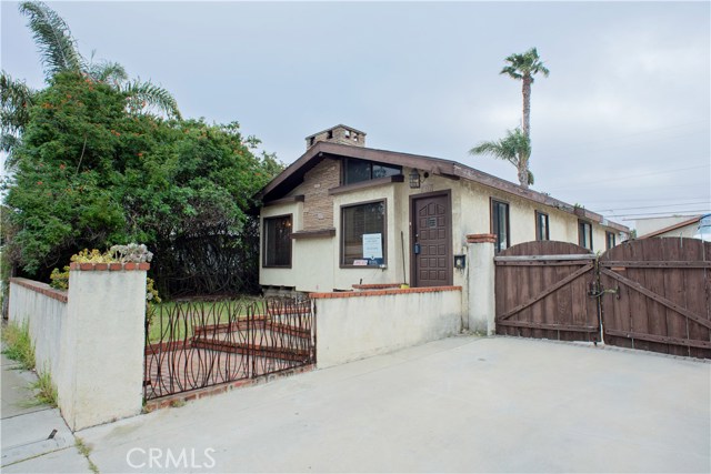 ENCLOSED FRONT YARD