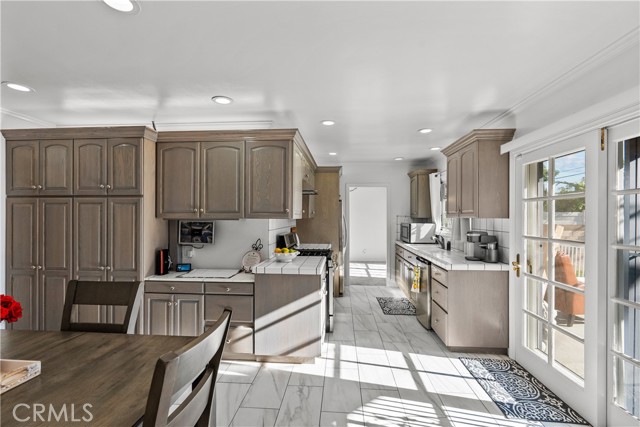 10625 Valjean Avenue, Granada Hills CA: https://media.crmls.org/medias/2fc191ac-d8db-49d9-935a-13a0ee313122.jpg