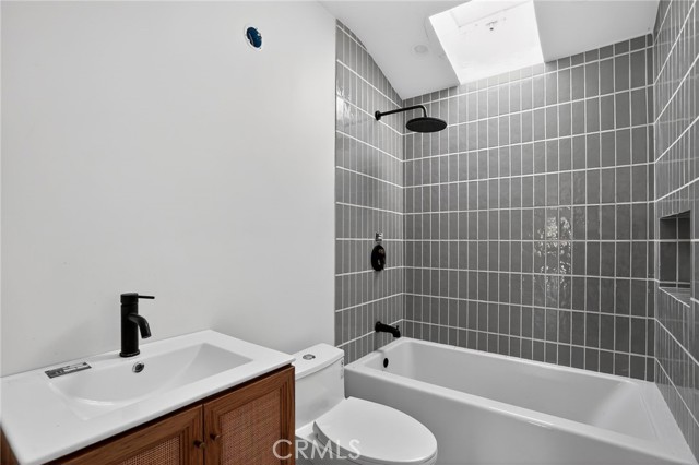 Detail Gallery Image 10 of 16 For 2010 Linden Ave, Venice,  CA 90291 - 2 Beds | 2 Baths