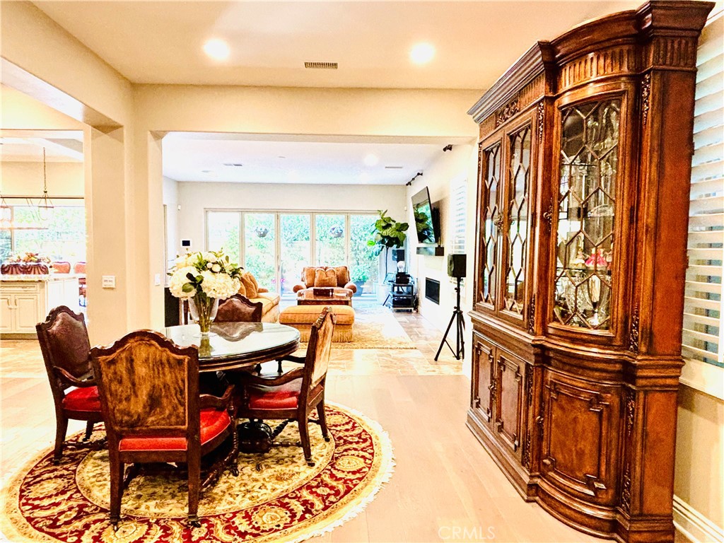 https://media.crmls.org/medias/2fcd0d51-8144-49bf-93ba-36382d2e9024.jpg?preset=X-Large