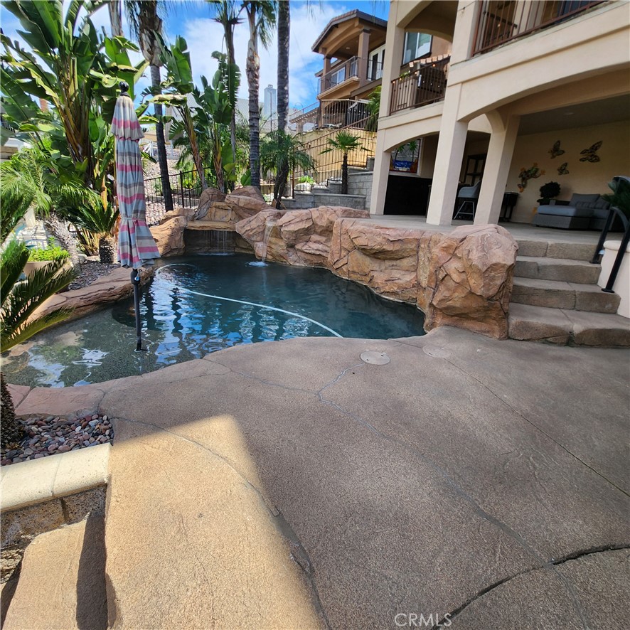 https://media.crmls.org/medias/2fcffa05-cf6b-4911-8886-3841ca8c04b0.jpg?preset=X-Large