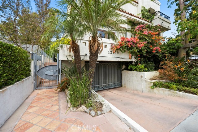 Detail Gallery Image 2 of 32 For 12919 Bloomfield St #1,  Studio City,  CA 91604 - 3 Beds | 3 Baths