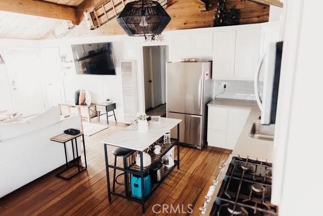 1029 W Aeroplane Boulevard, Big Bear City CA: https://media.crmls.org/medias/2fd0d08f-ee28-414c-8676-6dc25149716e.jpg