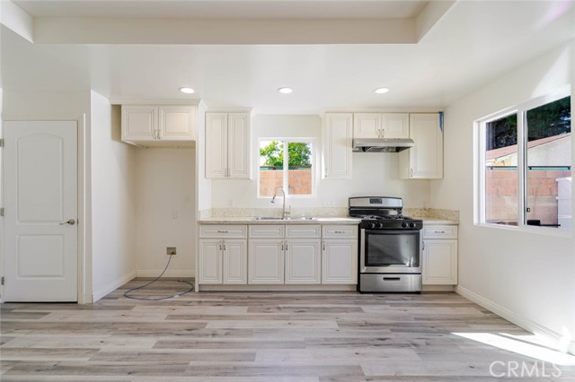 Detail Gallery Image 5 of 14 For 11246 Saticoy, Sun Valley,  CA 91352 - 2 Beds | 2 Baths