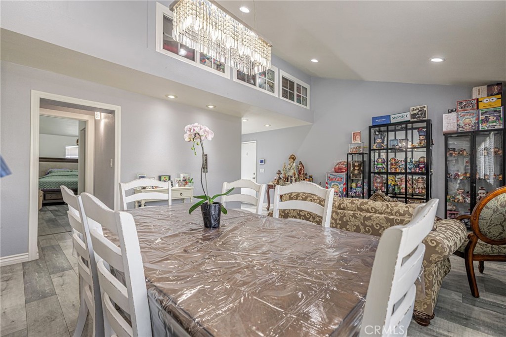https://media.crmls.org/medias/2fd16d0b-752d-425b-91c6-8522570a27e0.jpg?preset=X-Large