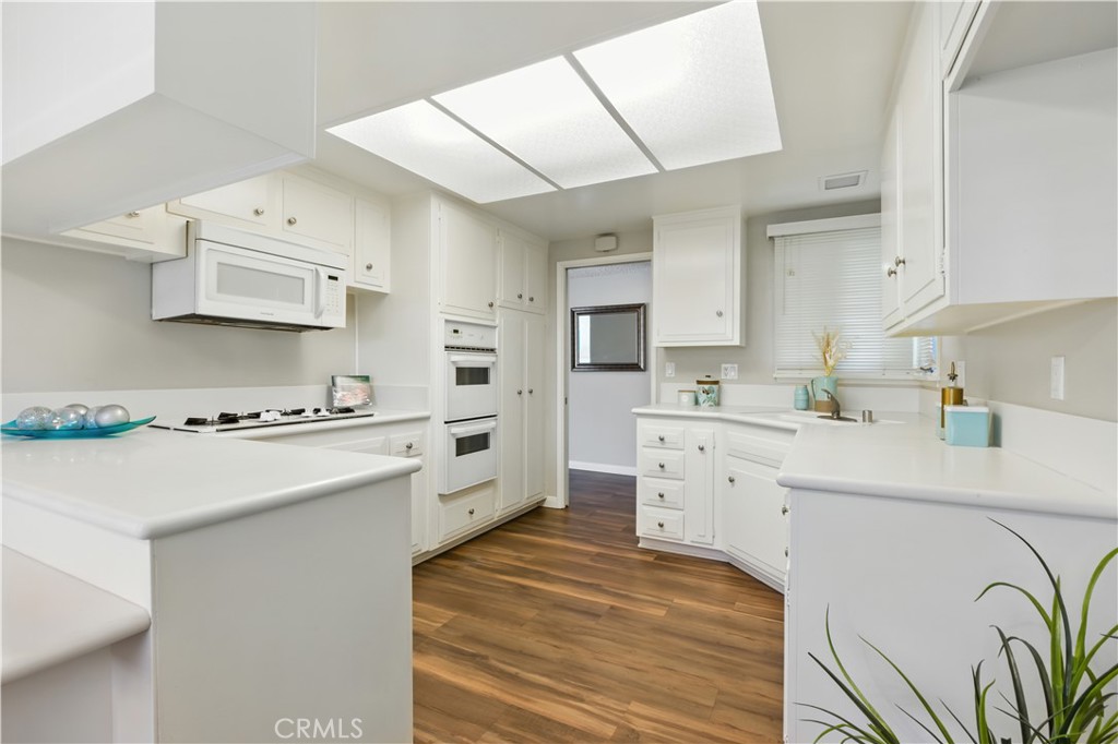https://media.crmls.org/medias/2fd454c1-d534-4e5c-950a-09d35fb0b140.jpg?preset=X-Large
