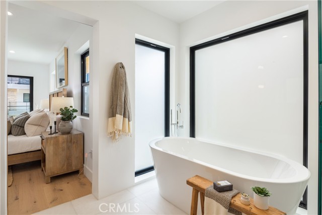 Detail Gallery Image 10 of 30 For 707 2nd St, Hermosa Beach,  CA 90254 - 4 Beds | 4/1 Baths